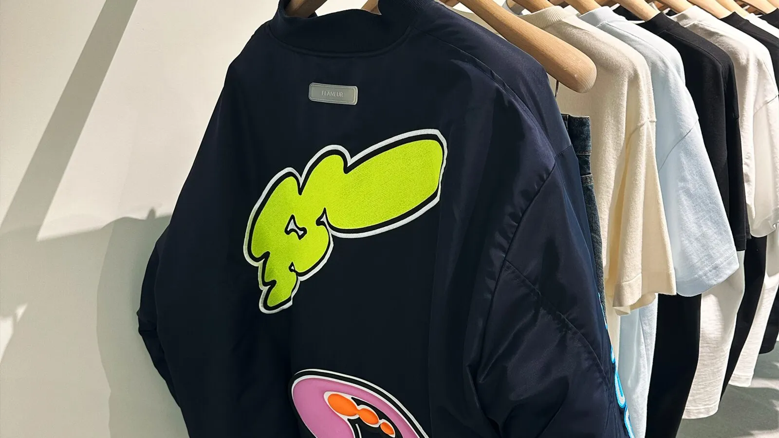 De Flâneur SS26 bomberjacket met graphic geïnspireerd op Londen