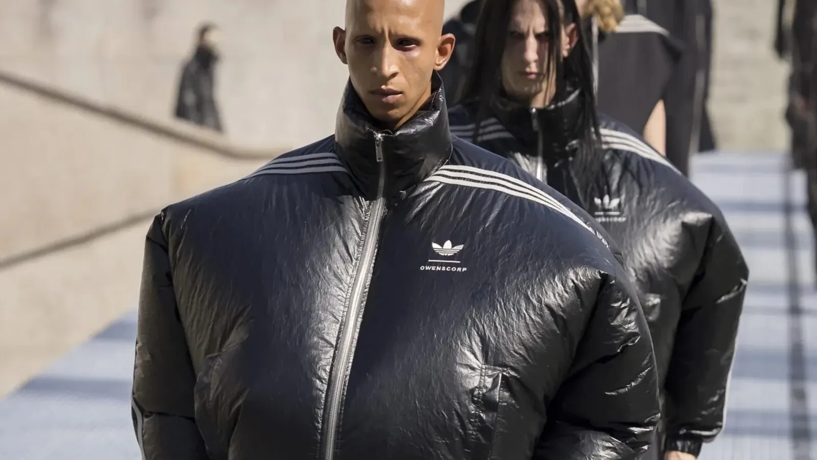 Rick Owens x Adidas SS27 look met sculpturale opblaasbare jas