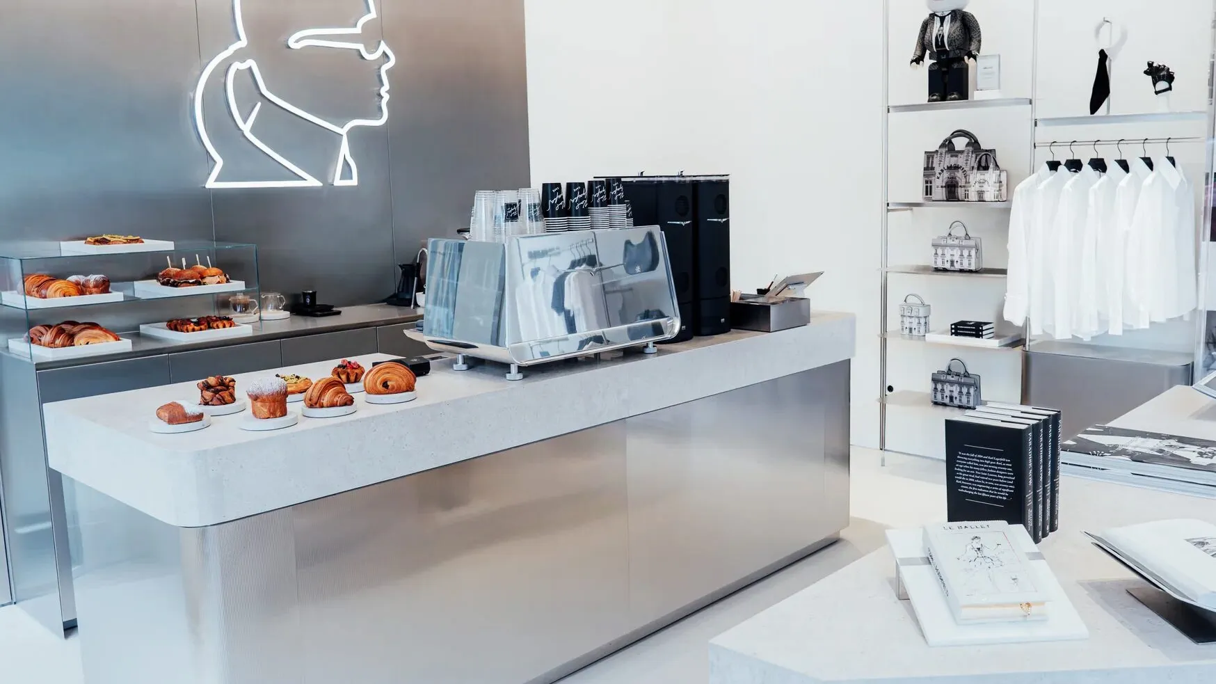 Karl Lagerfeld opende een café in Amsterdam. We gingen langs.