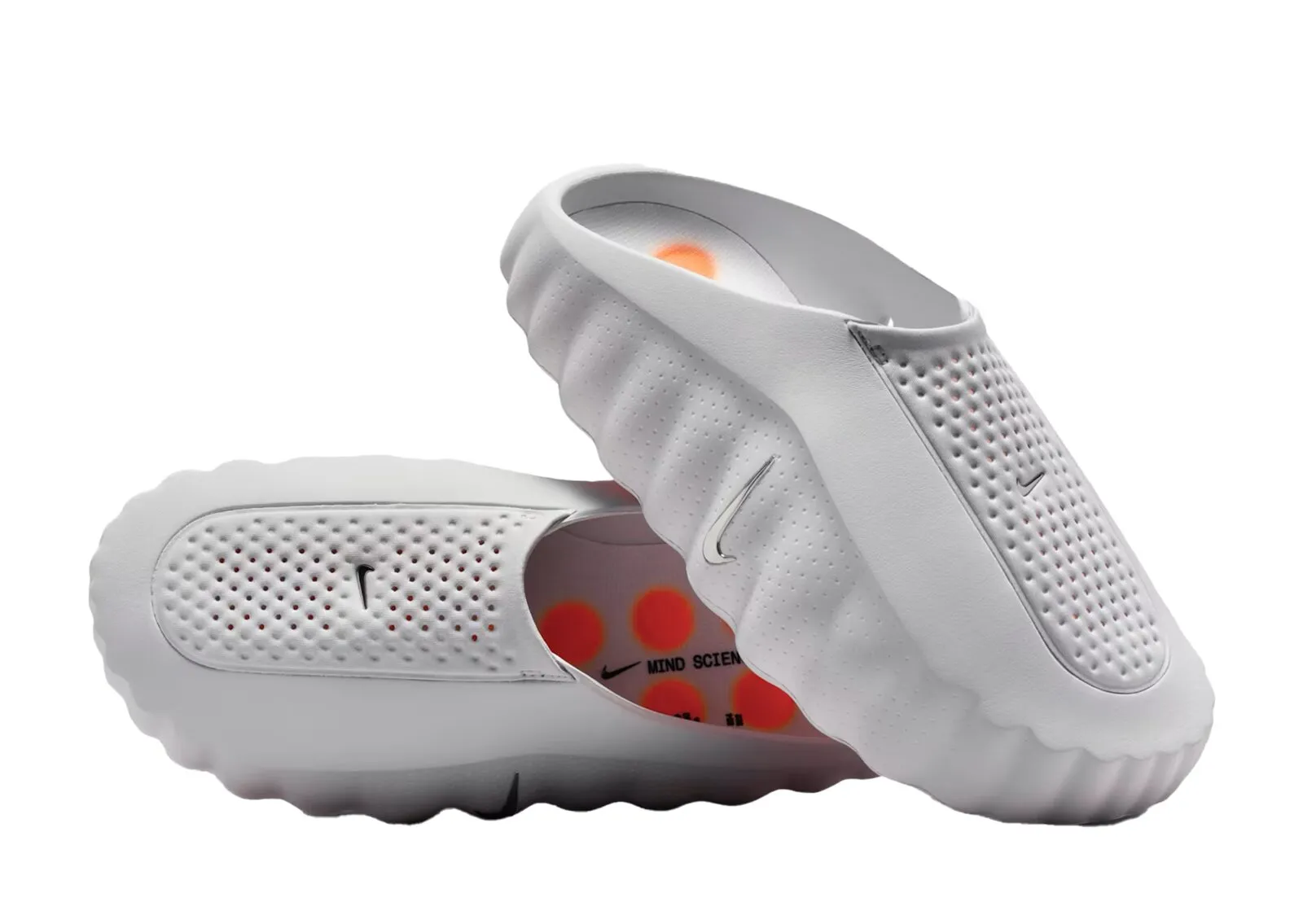 De Nike Mind 001 combineert een minimalistische mule-vorm met futuristische details.
