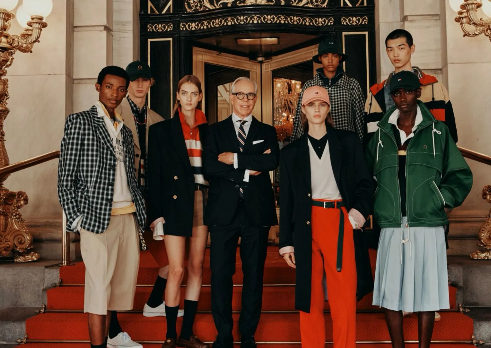 Tommy Hilfiger met modellen in preppy SS27 looks op de trap van The Plaza Hotel