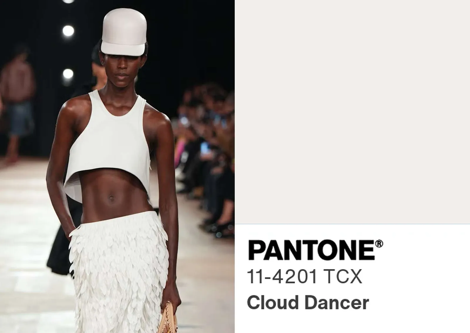 Witte runwaylook naast de Pantone kleurkaart van Cloud Dancer 11-4201 TCX