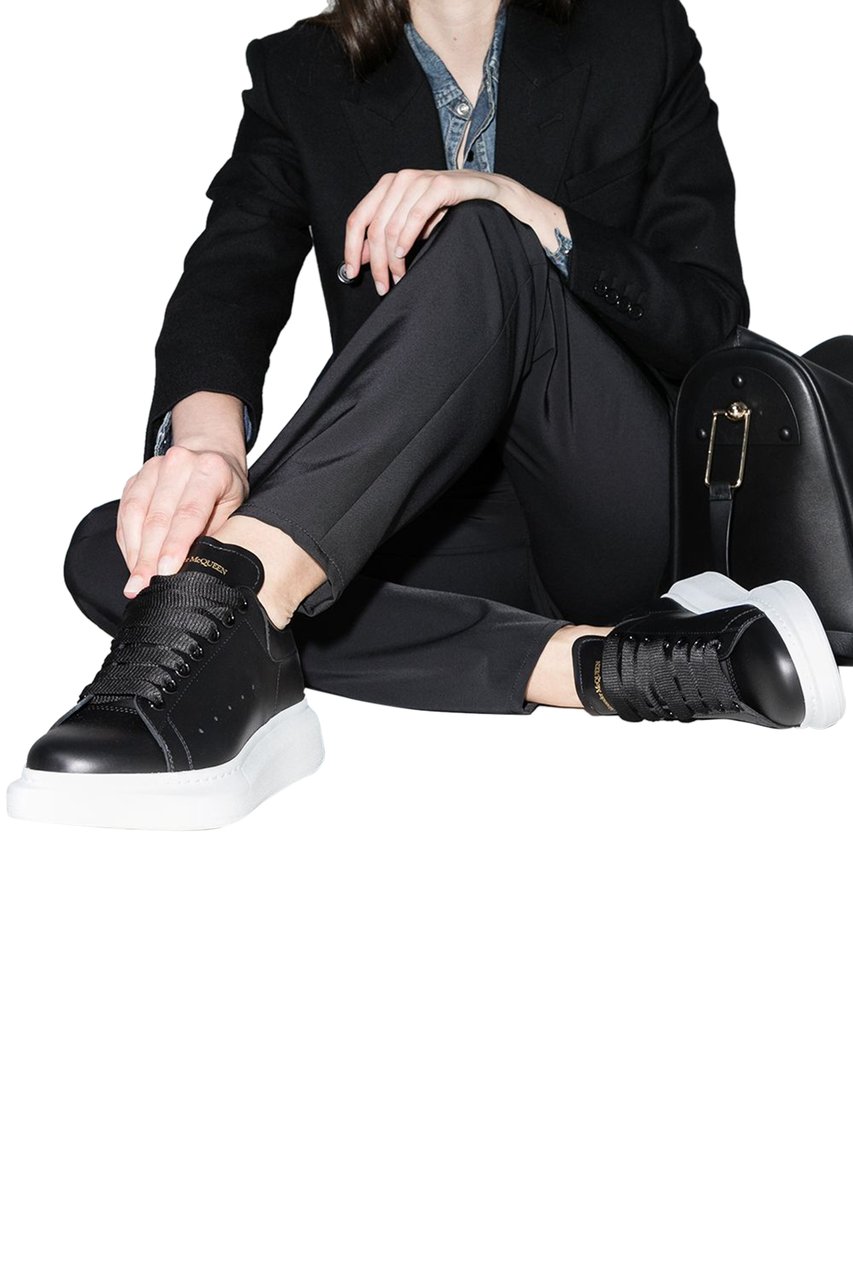 Alexander McQueen Oversized low-top sneakers Zwart