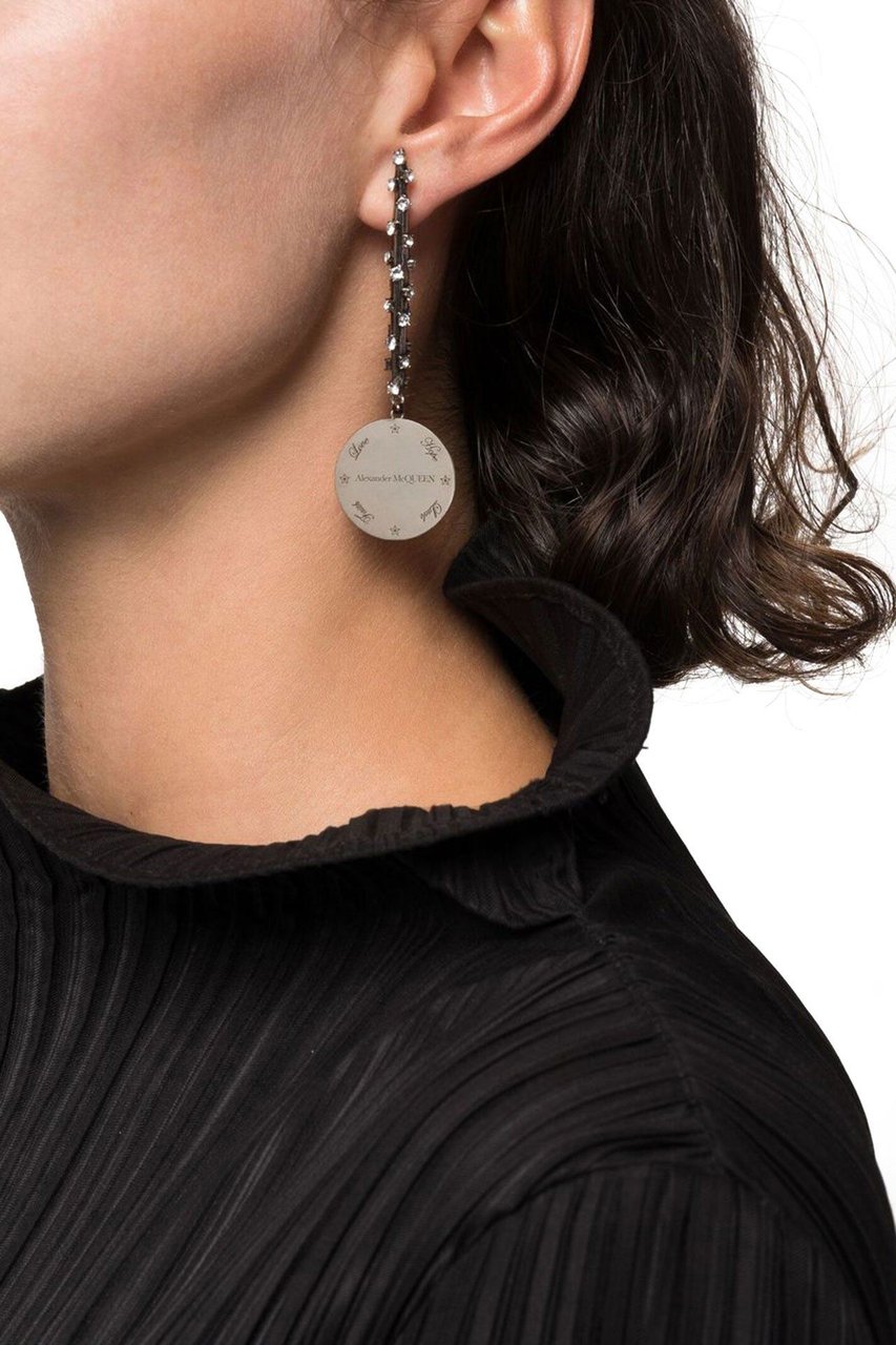 Alexander McQueen engraved-logo draped earrings Zilver
