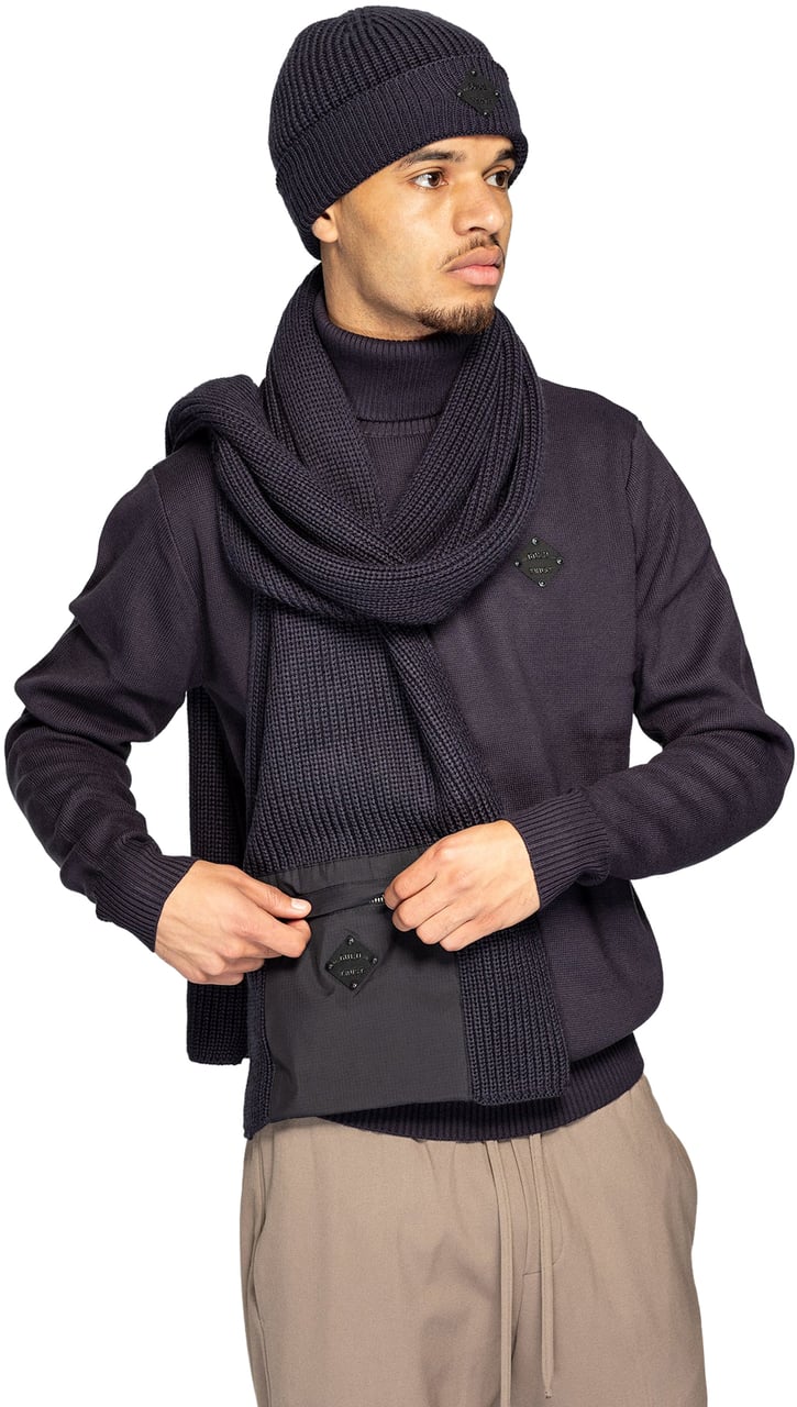 In Gold We Trust The Nada Salute Blauw