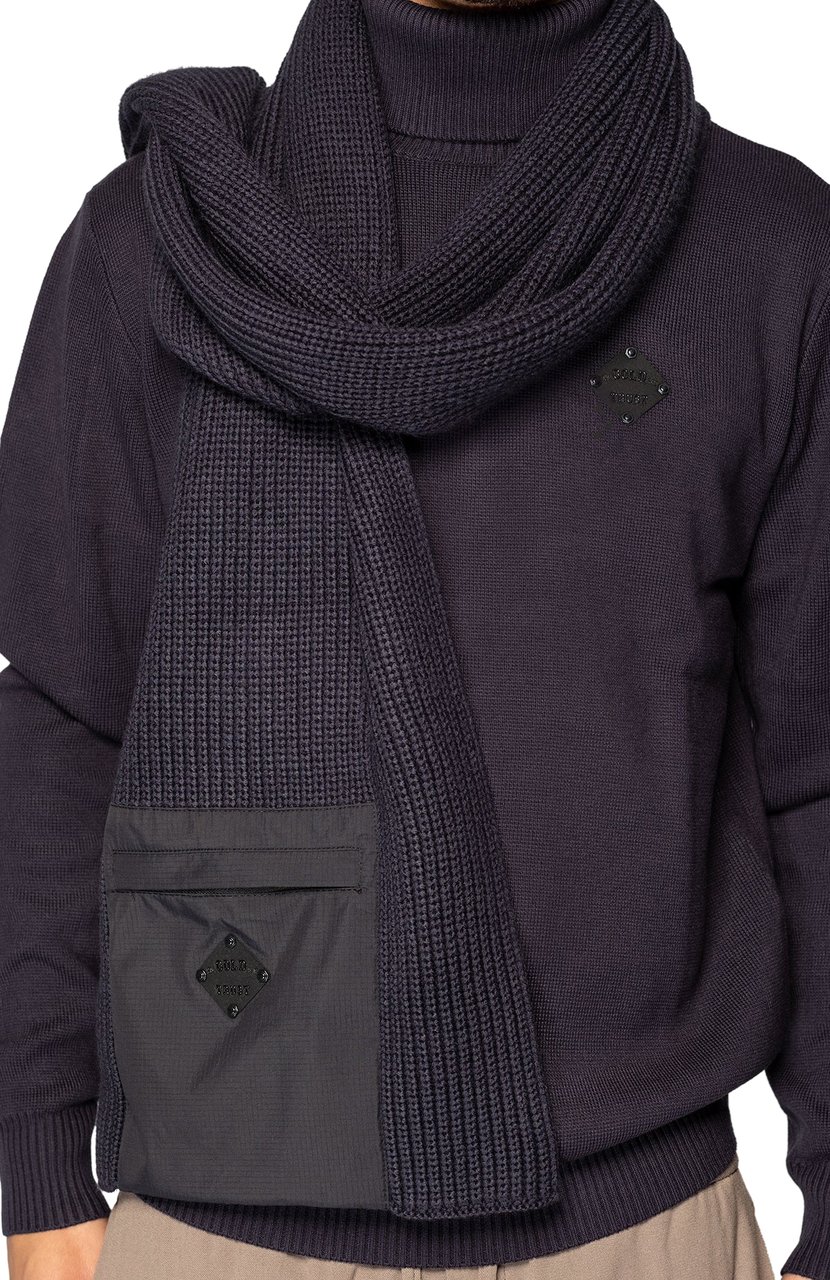 In Gold We Trust The Nada Salute Blauw