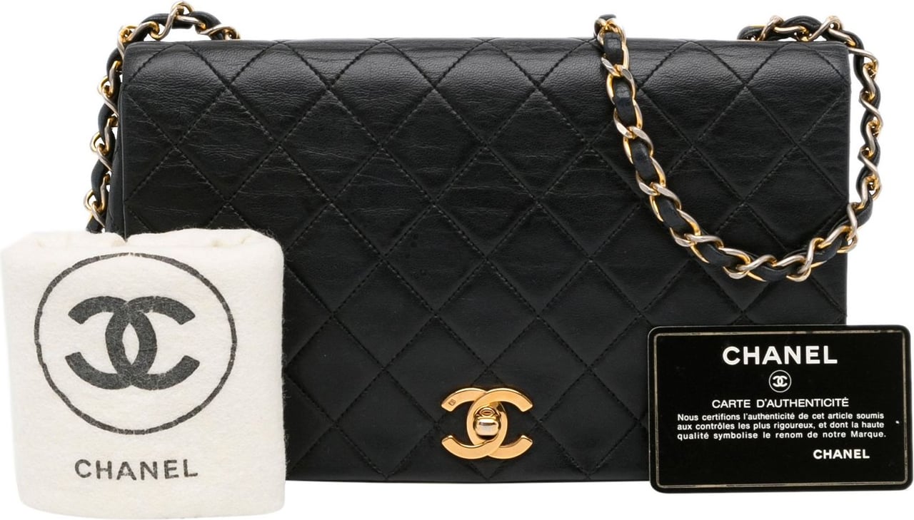 Chanel Medium Quilted Lambskin Full Flap Zwart