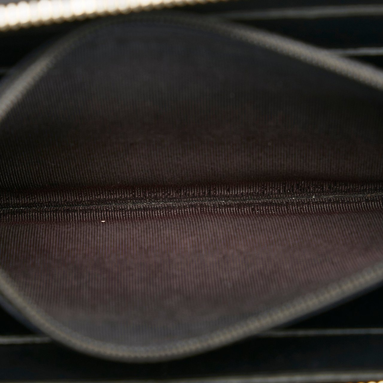 Chanel CC Patent Leather Zip Around Zwart