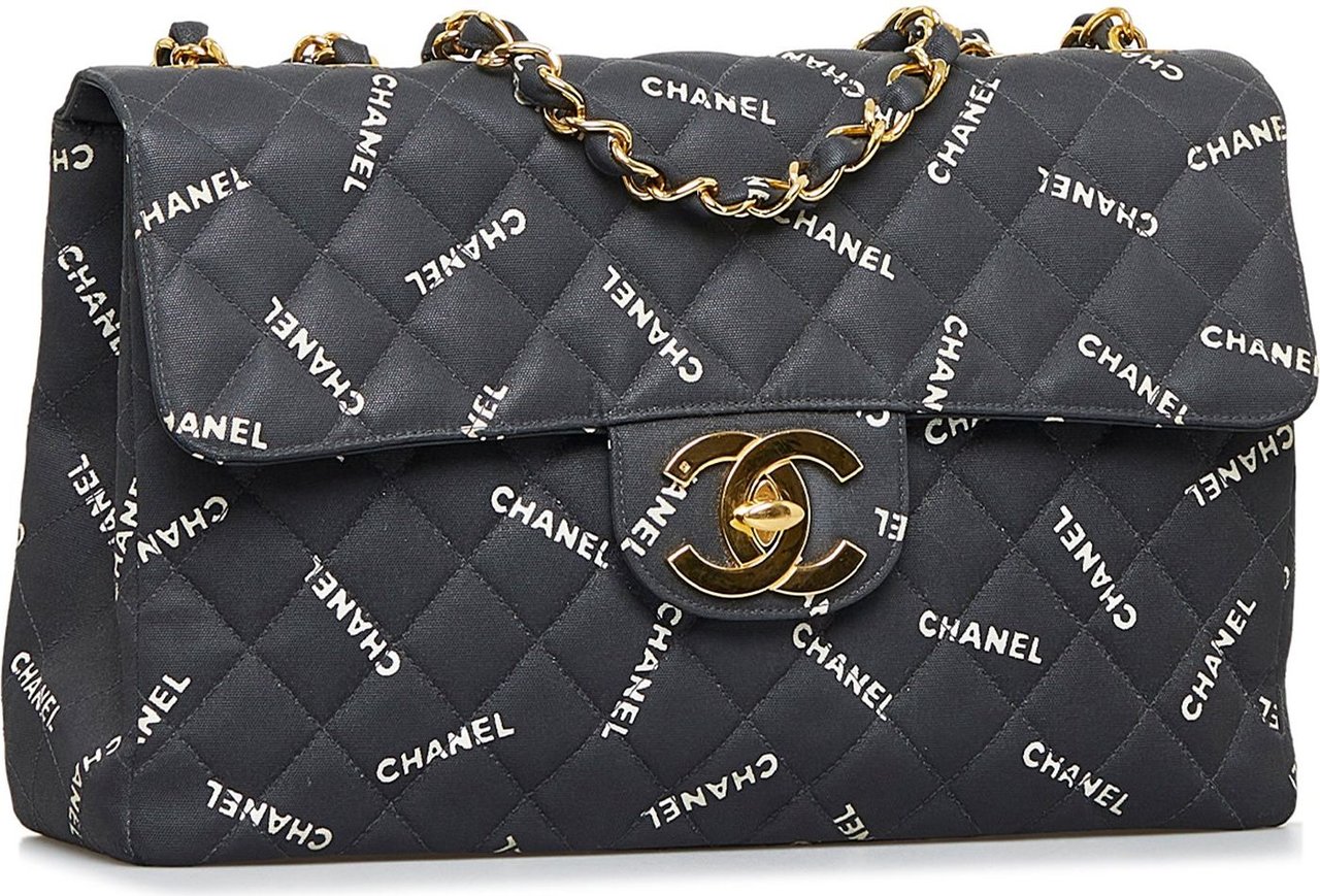 Chanel Maxi Logo Printed CC Matelasse Flap Bag Zwart