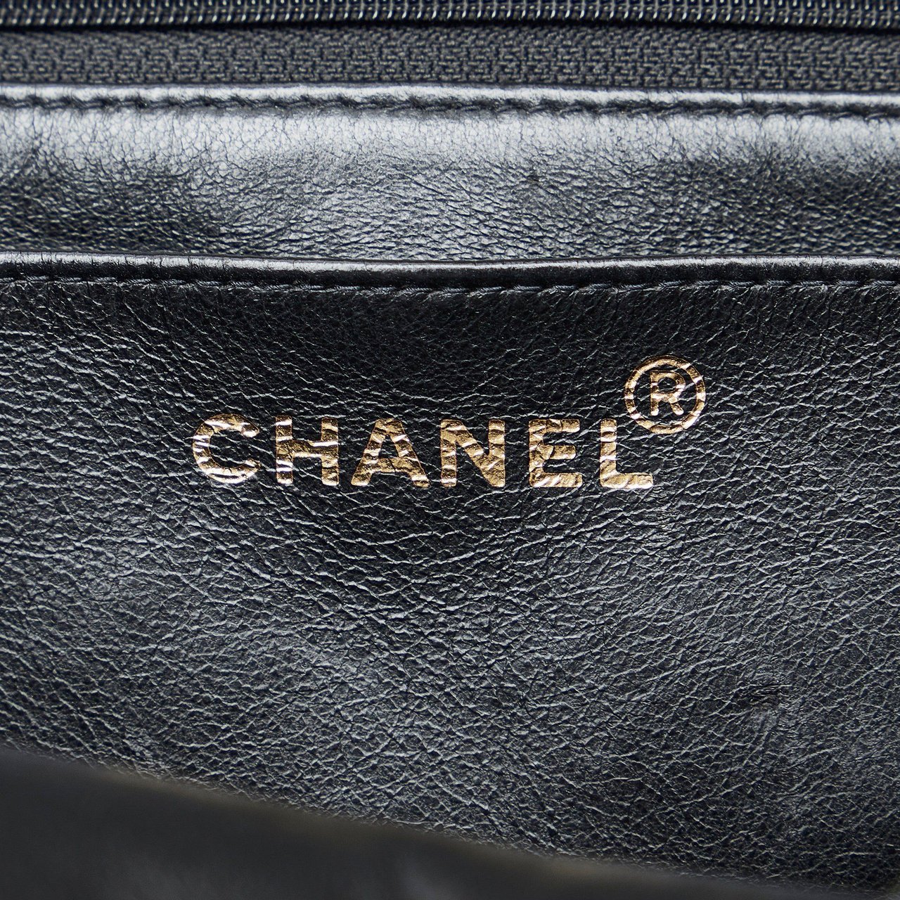 Chanel Maxi Logo Printed CC Matelasse Flap Bag Zwart