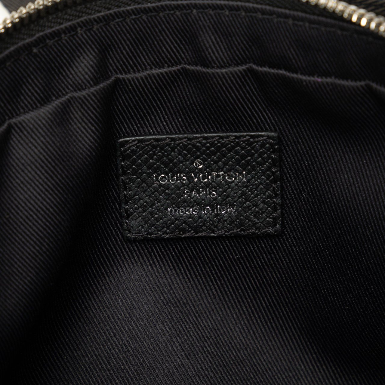 Louis Vuitton Taiga Outdoor Bumbag Zwart