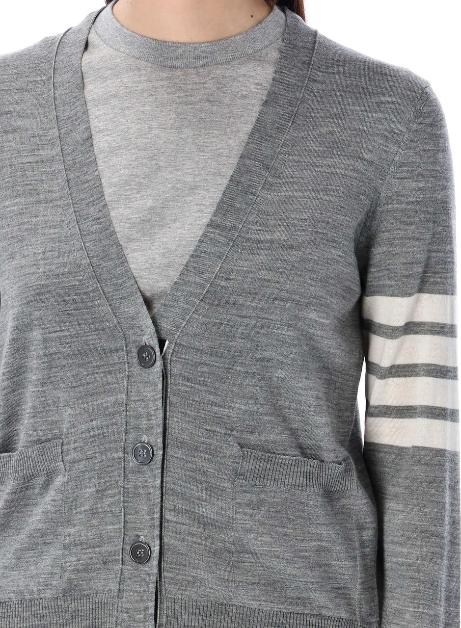 Thom Browne RELAXED FIT V-NECK CARDIGAN W/ 4 BAR IN Blauw