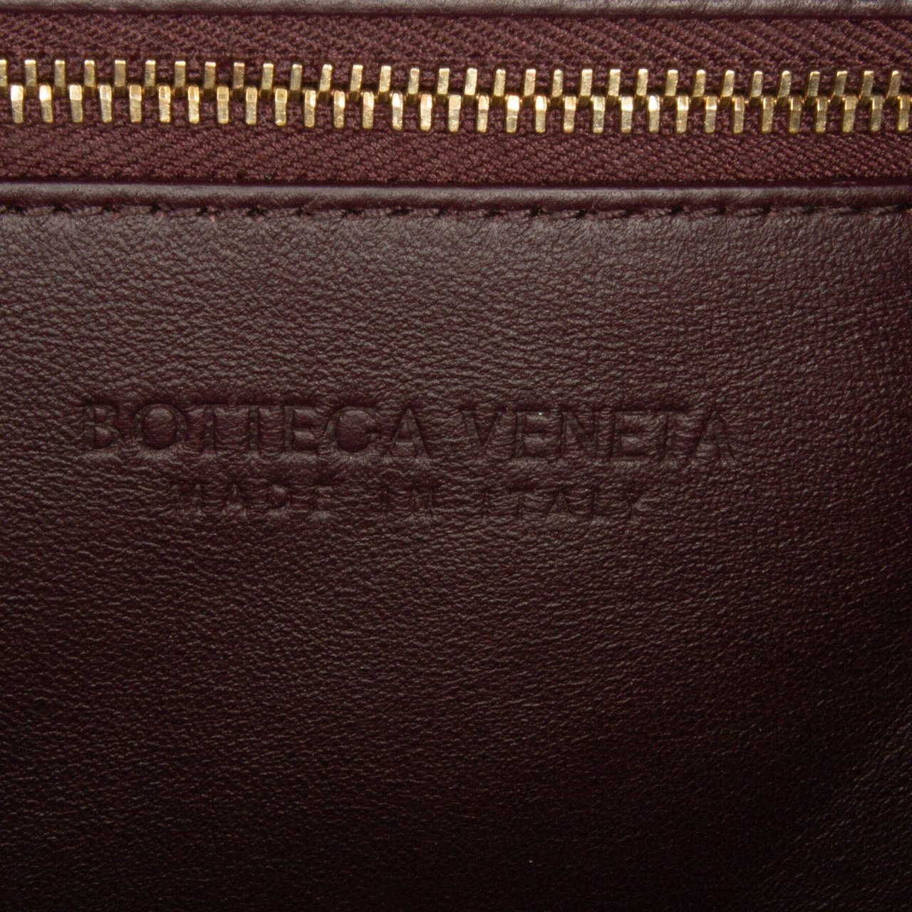 Bottega Veneta Maxi Intrecciato Padded Top Handle Bag Rood