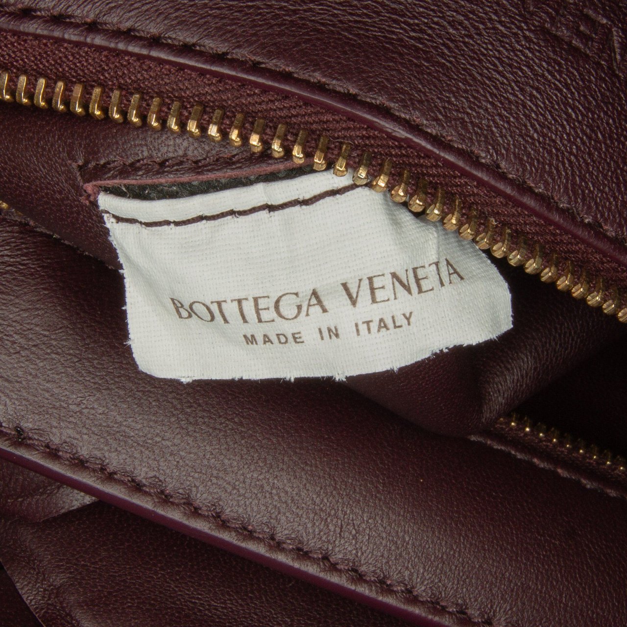 Bottega Veneta Maxi Intrecciato Padded Top Handle Bag Rood