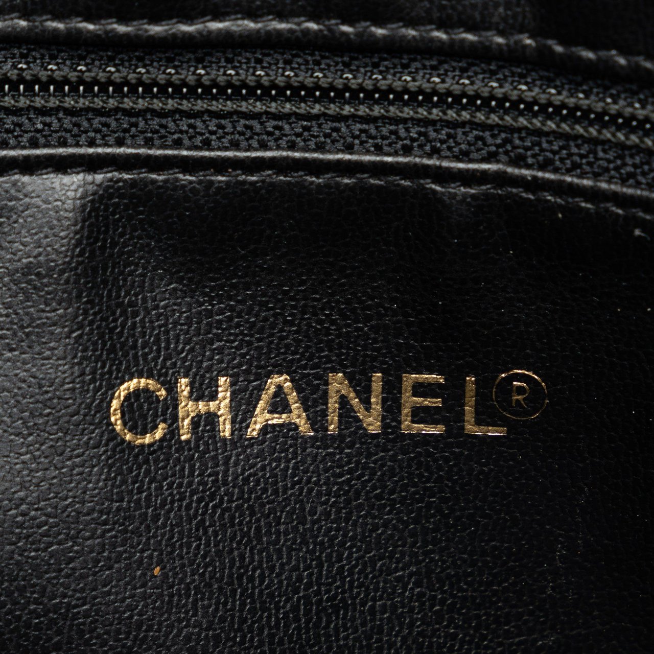 Chanel Caviar Front Pocket Chain Tote Zwart