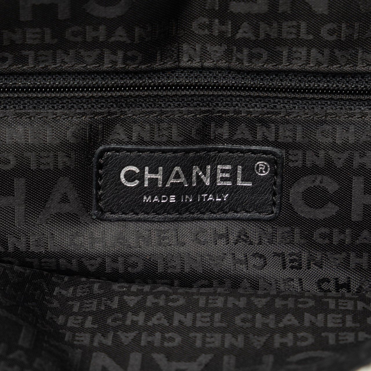 Chanel Tweed Camellia Crossbody Grijs