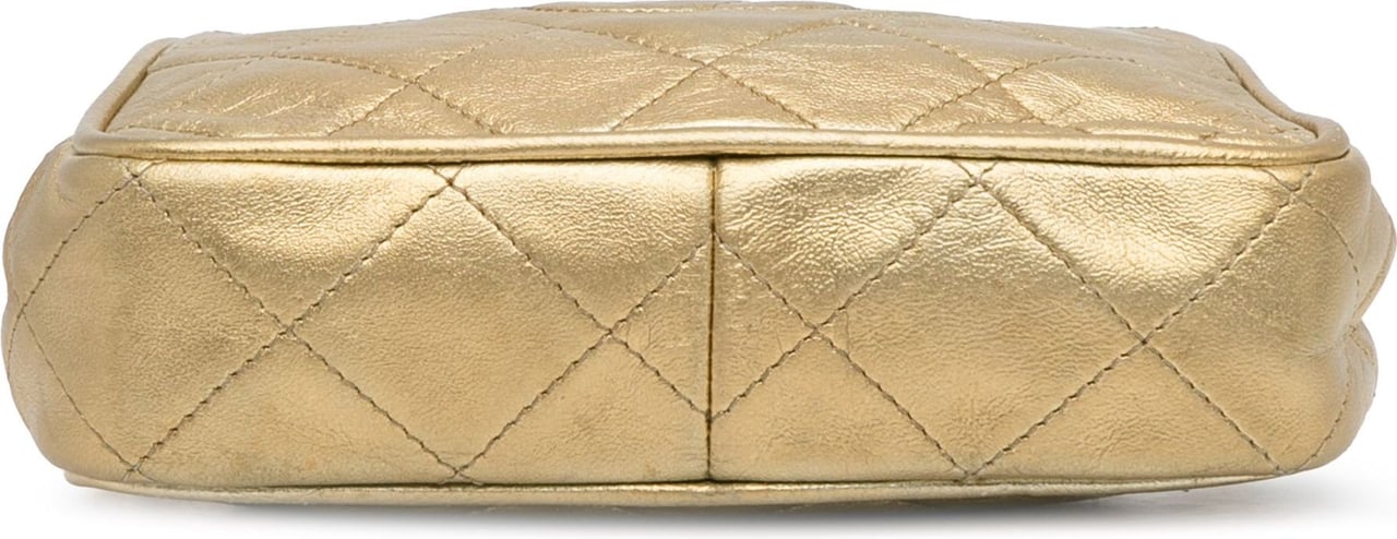 Chanel CC Lambskin Kiss Lock Frame Bag Goud