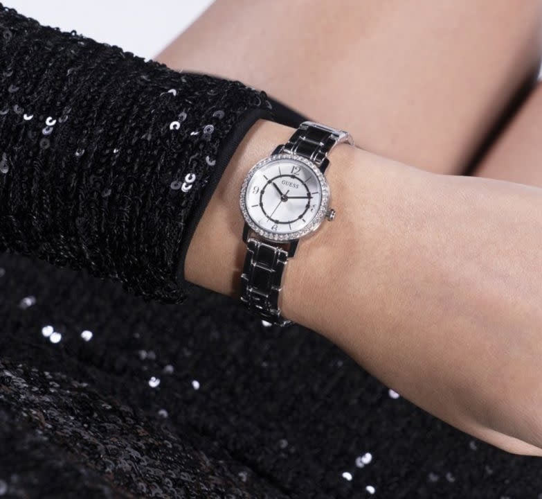 Guess Guess Dames Horloge GW0468L1 Staal Quartz met Zilverkleurige Wijzerplaat en Zirkonia 32mm Divers