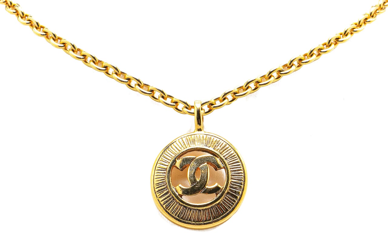 Chanel Gold Plated CC Round Pendant Necklace Goud