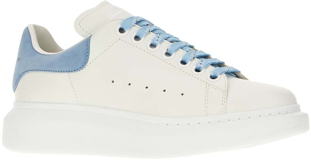 Alexander McQueen Alexander McQueen White leather sneakers with light blue suede heel Wit