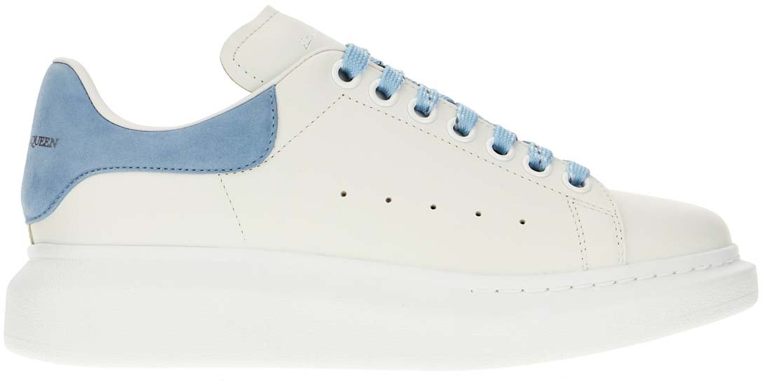 Alexander McQueen Alexander McQueen White leather sneakers with light blue suede heel Wit