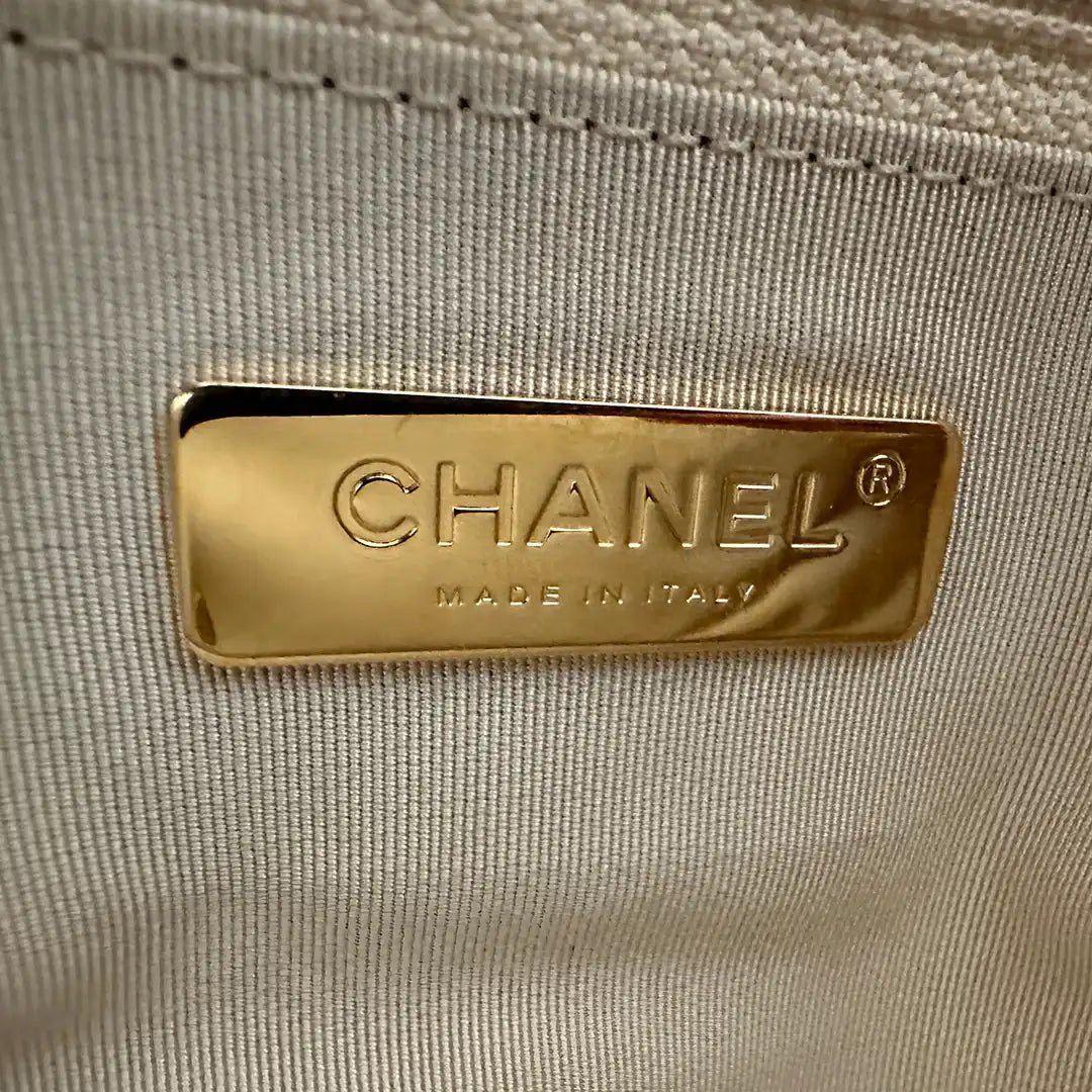 Chanel Chanel Chanel 19 Maxi Bag Lambskin White / Very Good Wit