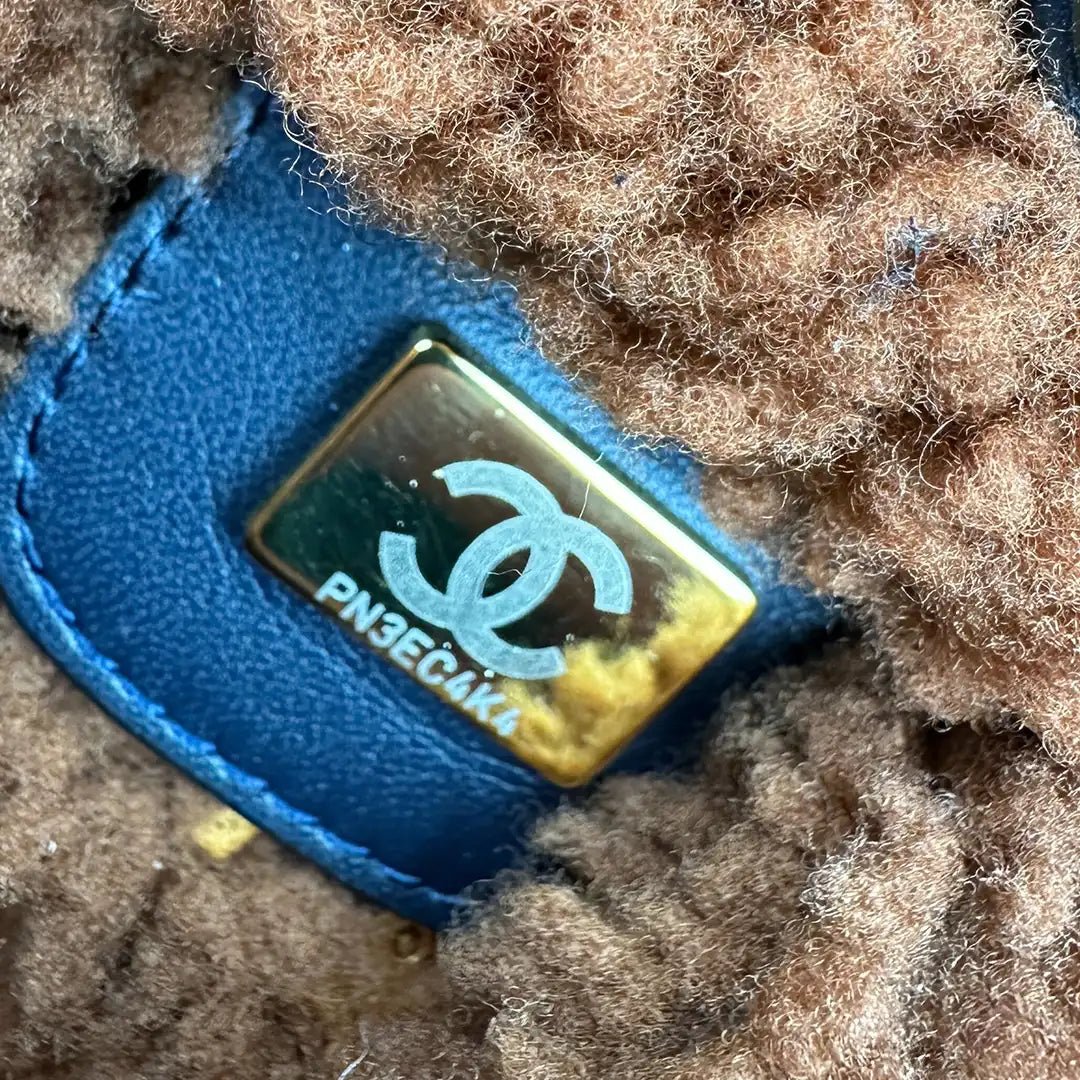 Chanel Chanel 22 small hobo bag in lambskin leather with lambskin / mint condition Blauw