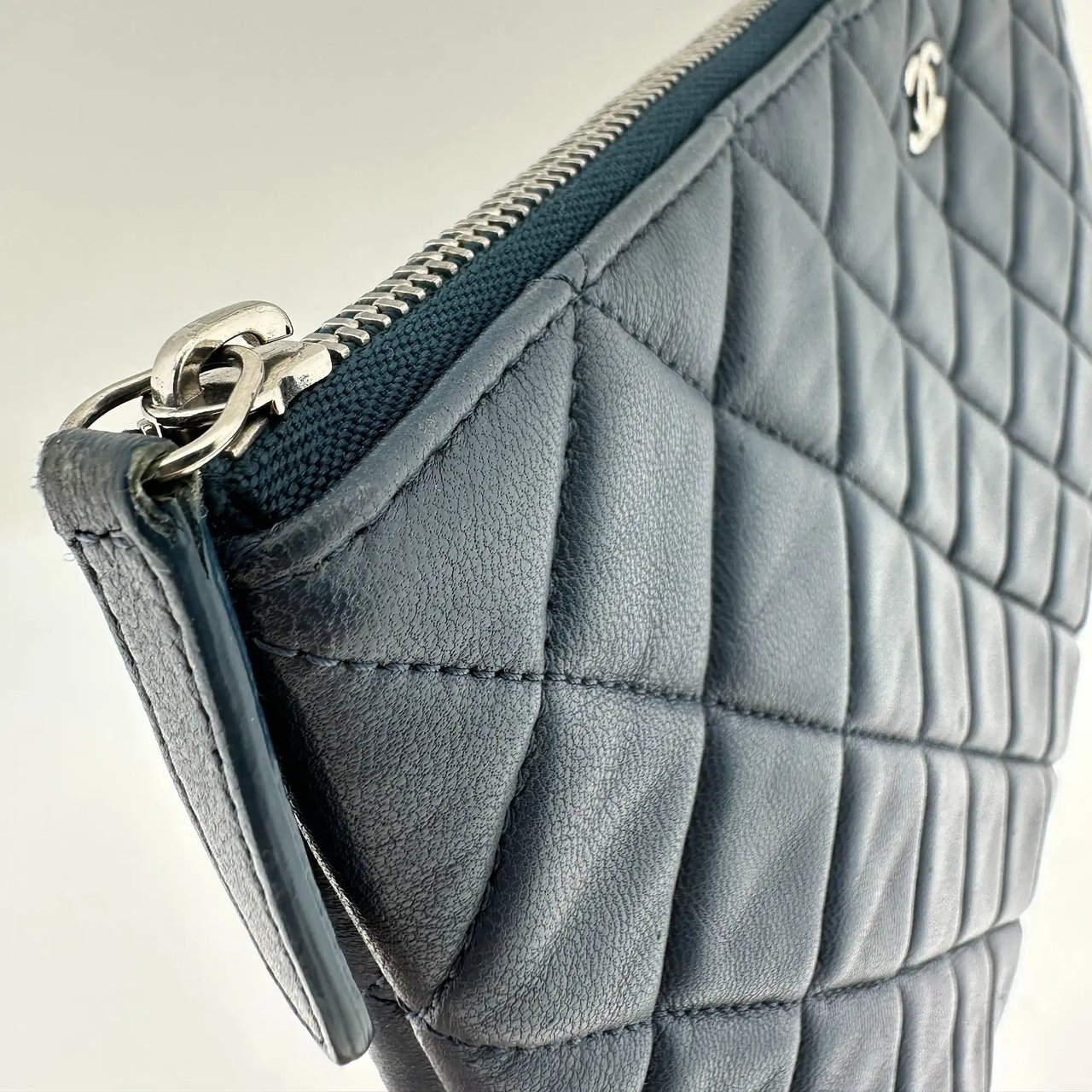 Chanel Chanel Coco Mark Pouch Matelasse Clutch dark blue / very good Blauw
