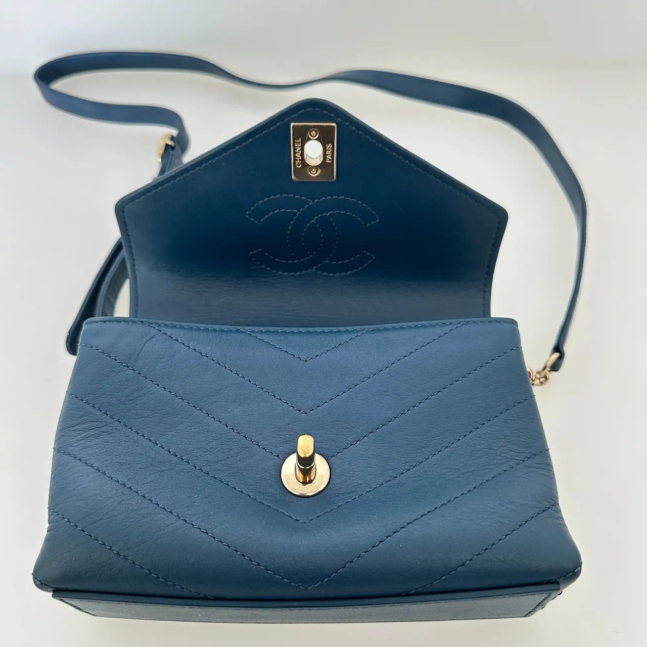 Chanel Chanel Chevron Coco Waist Bag blue / very good Blauw