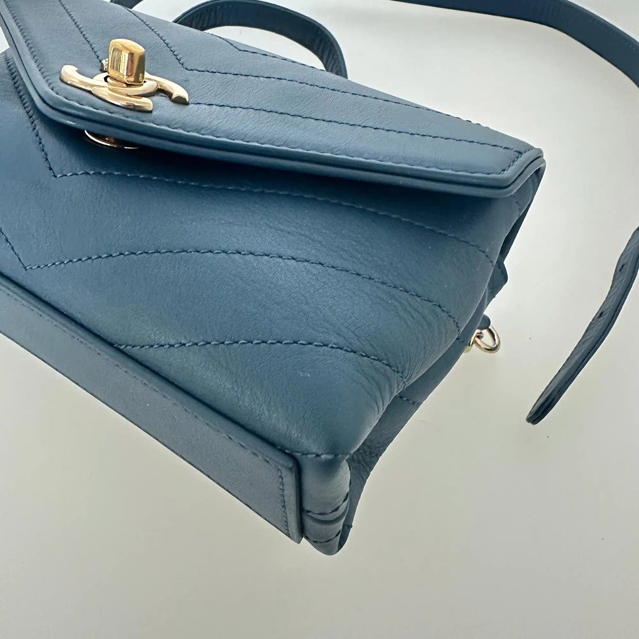 Chanel Chanel Chevron Coco Waist Bag blue / very good Blauw