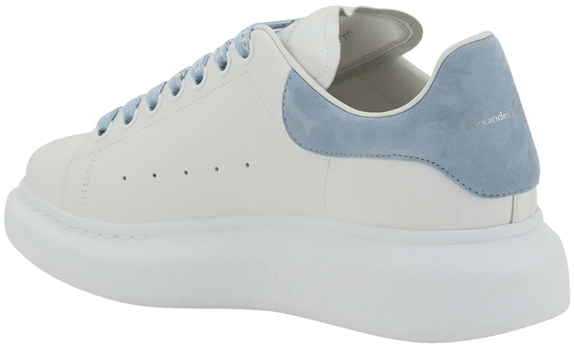 Alexander McQueen Alexander McQueen White leather sneakers with light blue suede heel Wit