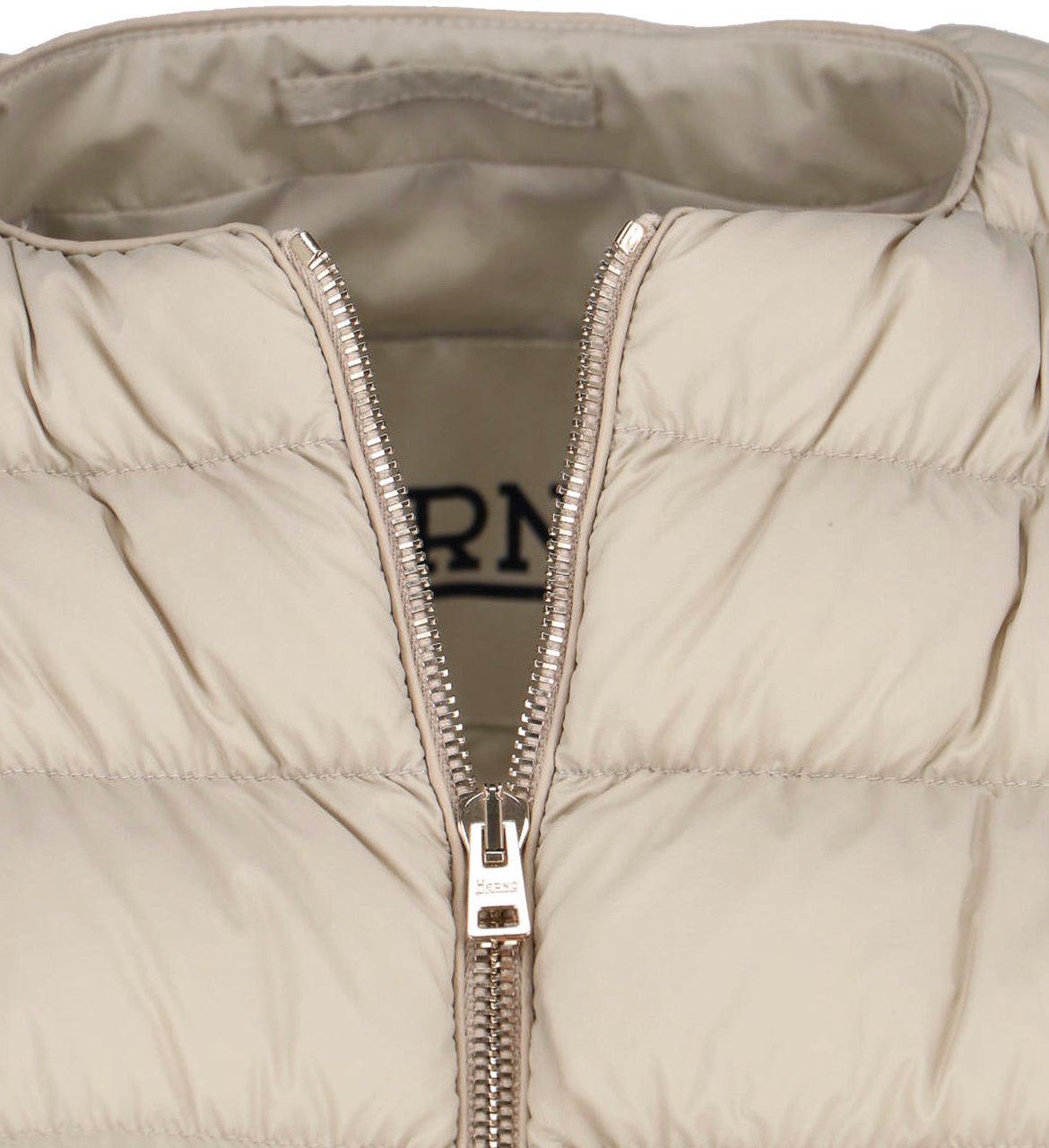 Herno Minimalist White Jacket With Structured Silhouette And High Collar Neutraal