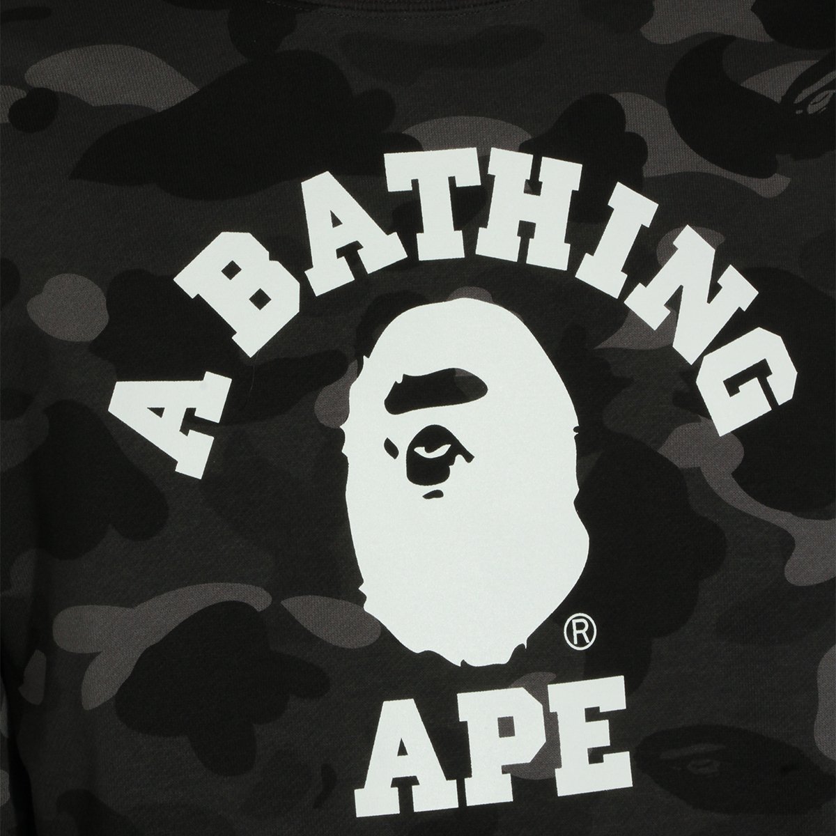 A BATHING APE Dark Camouflage Knit Sweatshirt With Bold Graphic Zwart