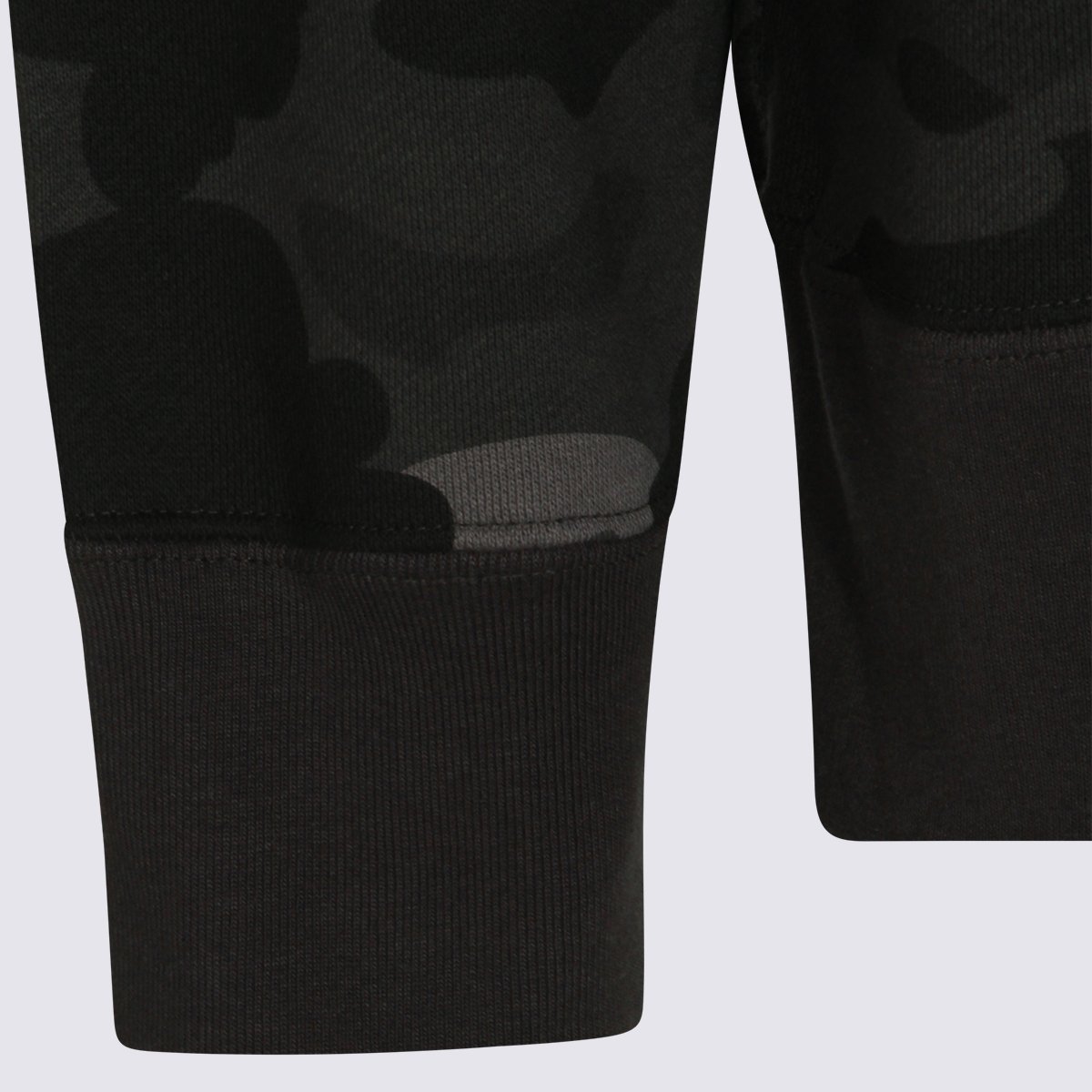 A BATHING APE Dark Camouflage Knit Sweatshirt With Bold Graphic Zwart