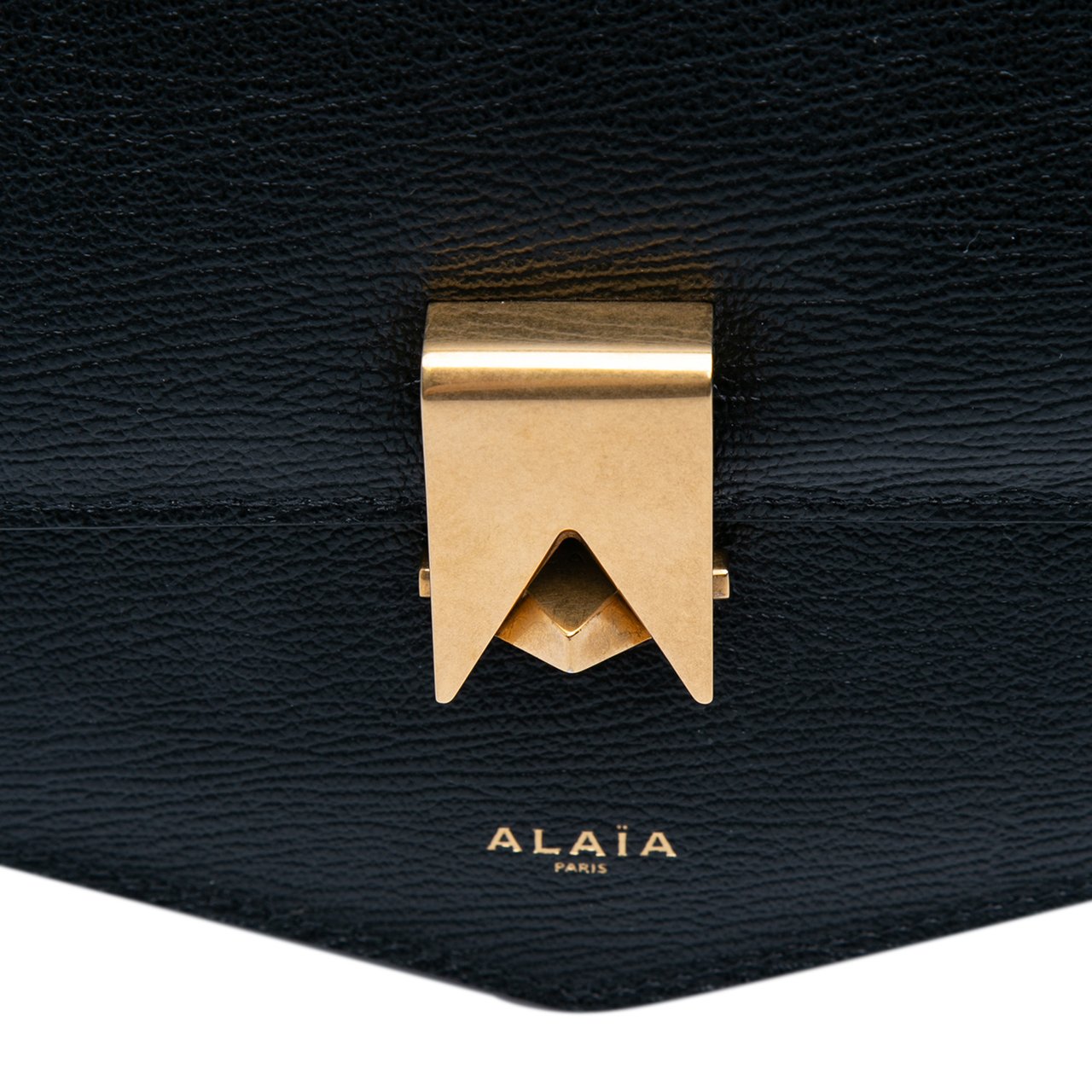 Alaïa Medium Textured Calfskin Le Papa Crossbody Zwart