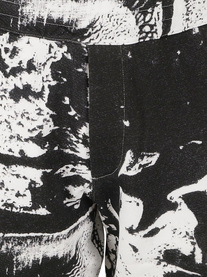Alexander McQueen Black And White Abstract Print Shorts Zwart