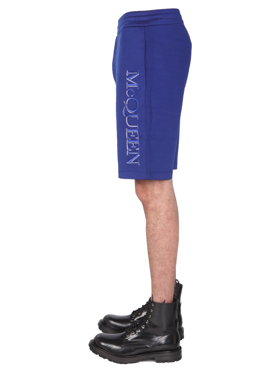 Alexander McQueen SHORTS WITH EMBROIDERED LOGO Blauw