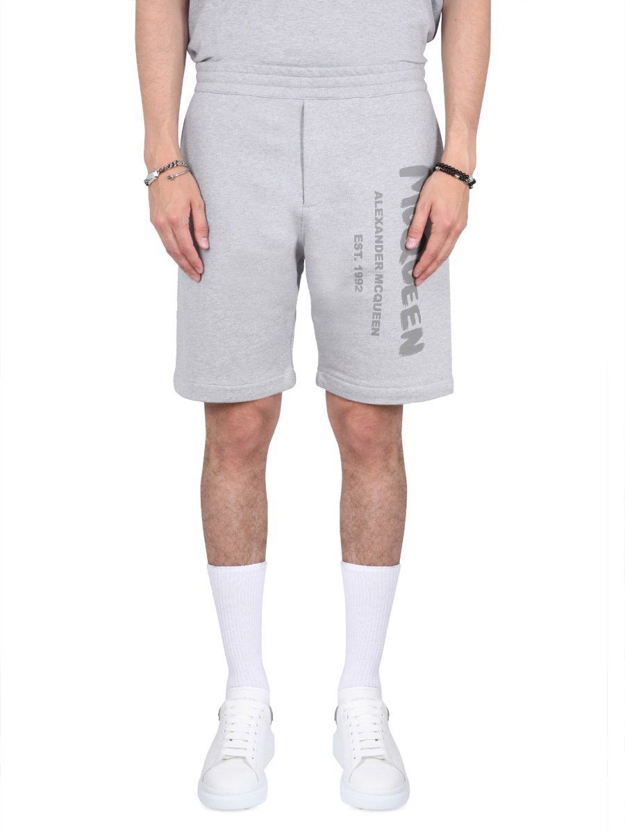 Alexander McQueen BERMUDA SHORTS WITH GRAFFITI LOGO PRINT Grijs