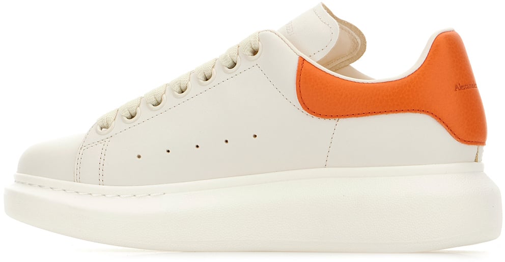 Alexander McQueen Alexander McQueen White leather sneakers with orange leather heel Oranje