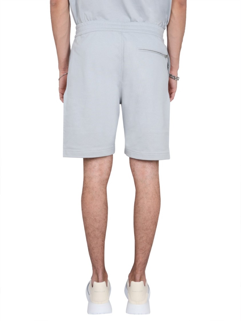 Alexander McQueen Bermuda Shorts With Graffiti Logo Print Blauw