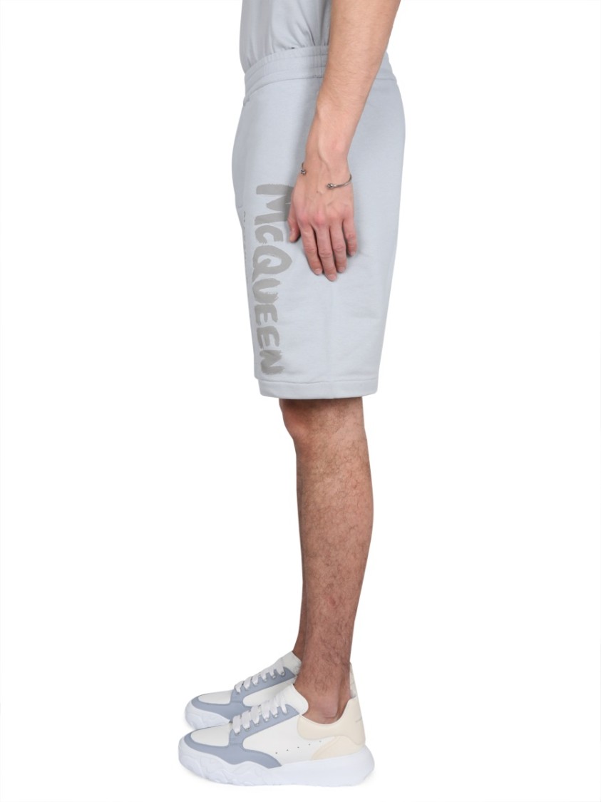 Alexander McQueen Bermuda Shorts With Graffiti Logo Print Blauw