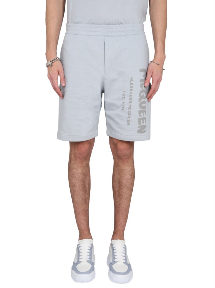 Alexander McQueen Bermuda Shorts With Graffiti Logo Print Blauw