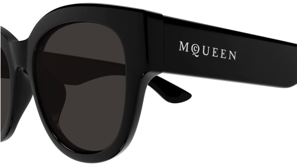 Alexander McQueen Oversized Black Cat-Eye Sunglasses with Distinctive Frame Zwart