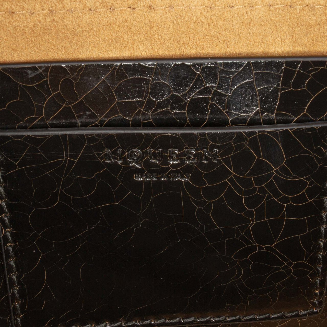 Alexander McQueen Crackled Leather Slouch Crossbody Zwart