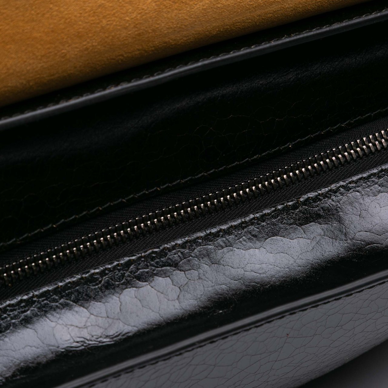 Alexander McQueen Crackled Leather Slouch Crossbody Zwart