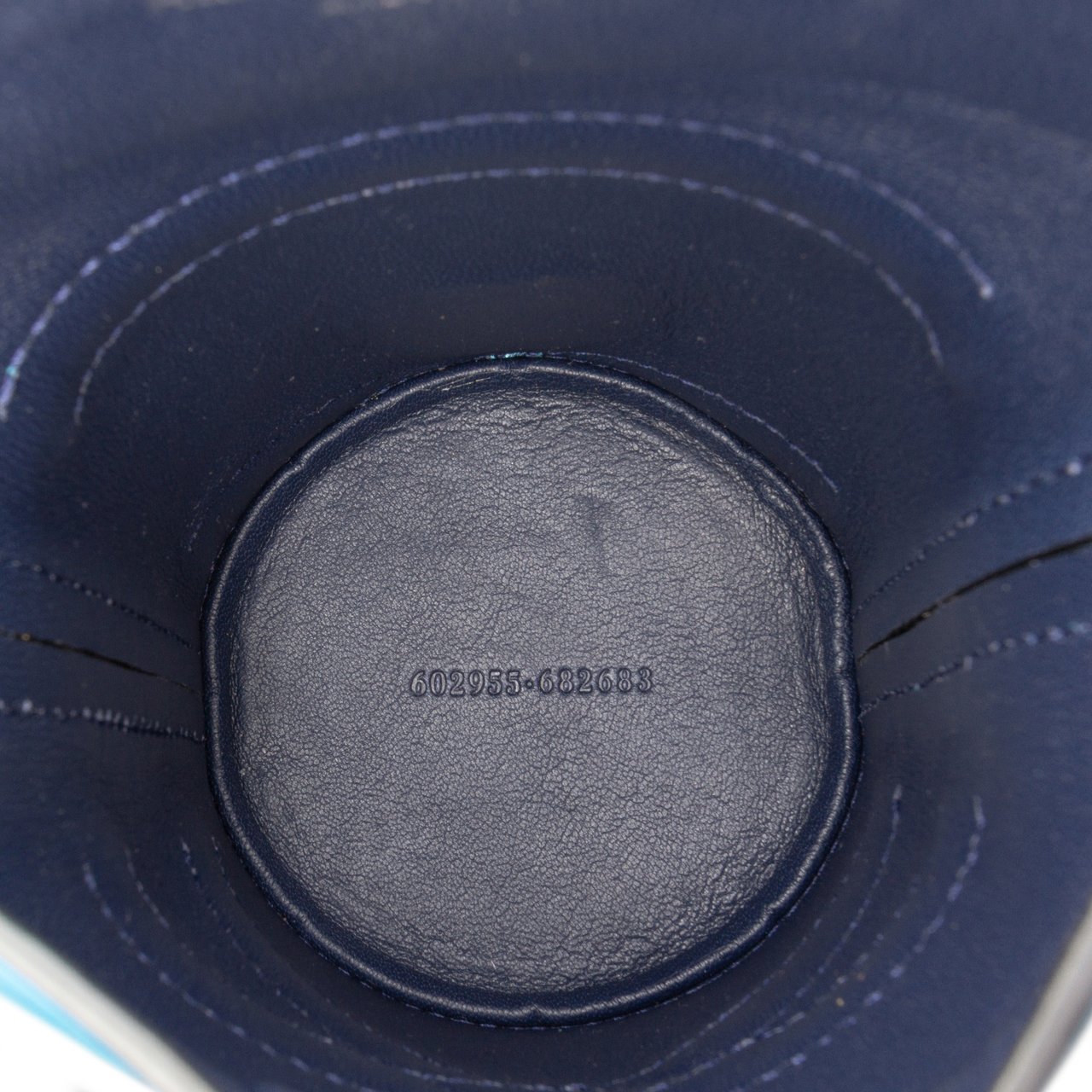 Alexander McQueen Calfskin The Curve Bucket Bag Blauw