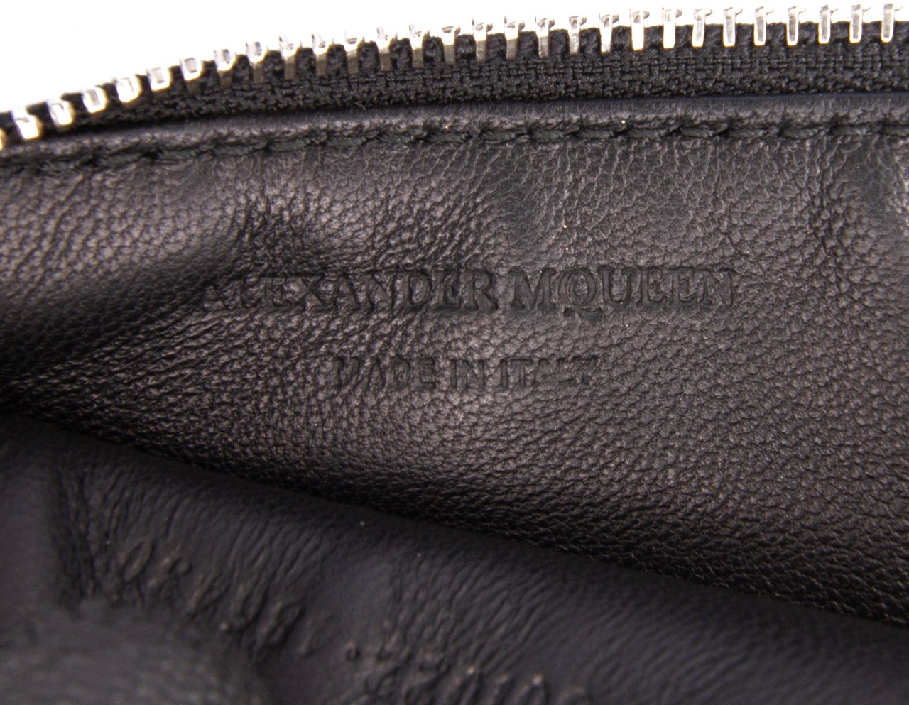 Alexander McQueen Metallic Leather Skull Charm Zip Card Holder Goud