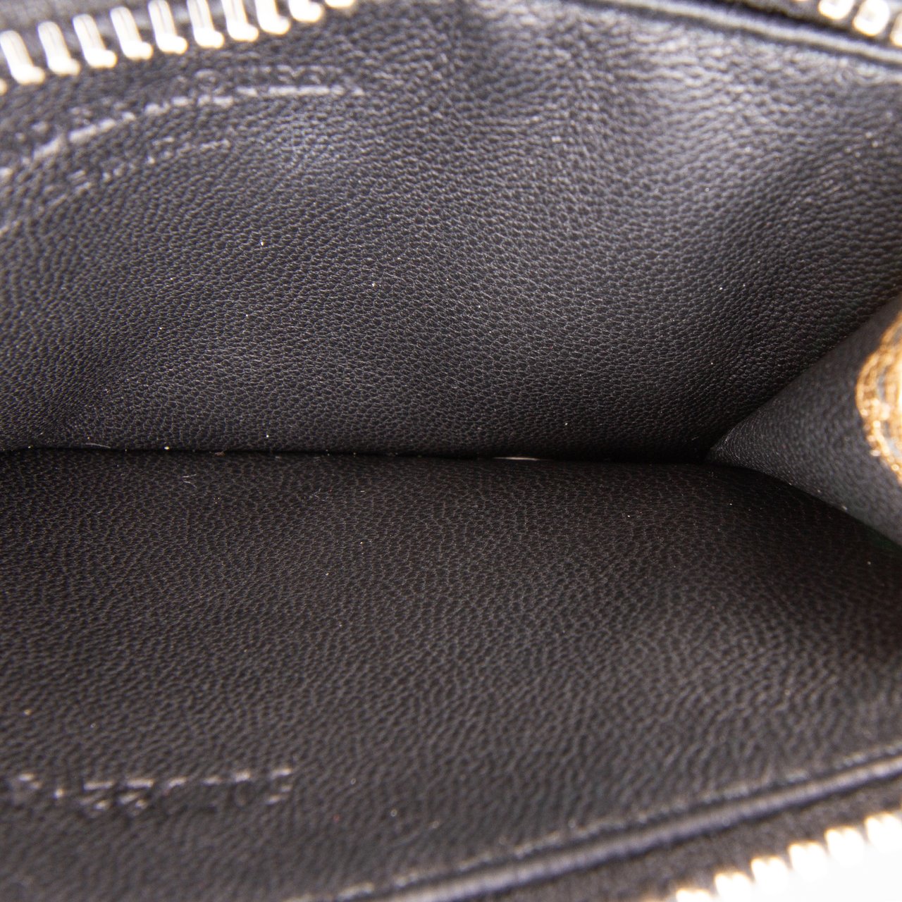 Alexander McQueen Metallic Leather Skull Charm Zip Card Holder Goud