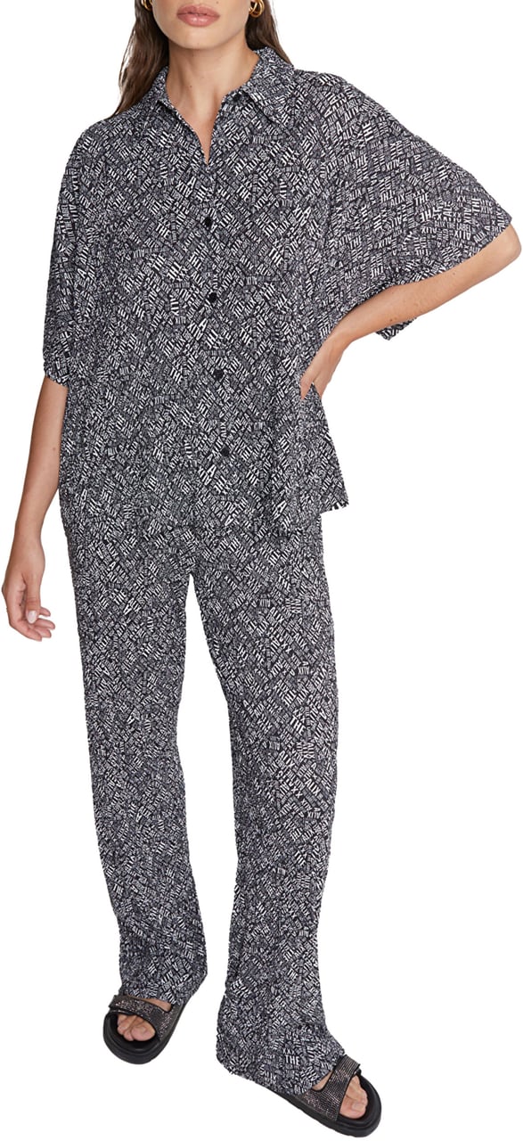 Alix The Label Woven Crinkle Text Oversized Blouse Zwart