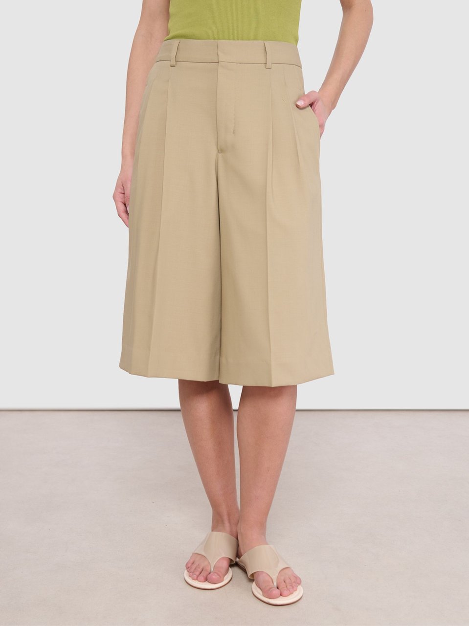 AMI Paris Beige Front Darts Wool Shorts Neutraal